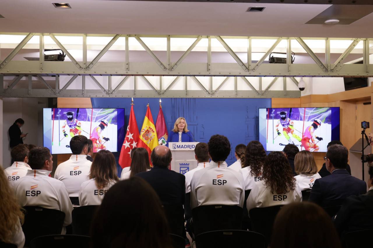La vicealcaldesa de Madrid, Inma Sanz, acompañada por el presidente del Pleno, Borja Fanjul, y la concejala delegada de Deporte, Sonia Cea, recibe a una delegación del Comité Paralímpico Español