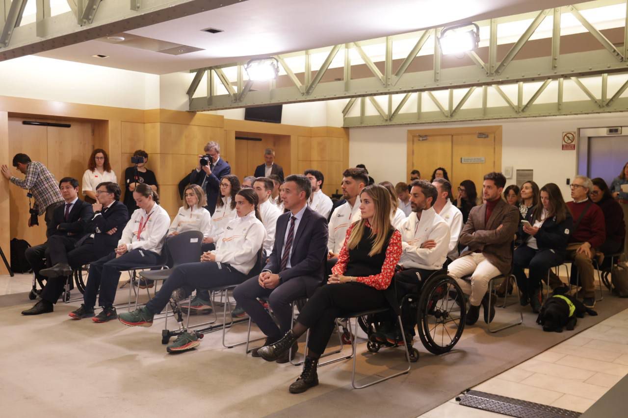 La vicealcaldesa de Madrid, Inma Sanz, acompañada por el presidente del Pleno, Borja Fanjul, y la concejala delegada de Deporte, Sonia Cea, recibe a una delegación del Comité Paralímpico Español