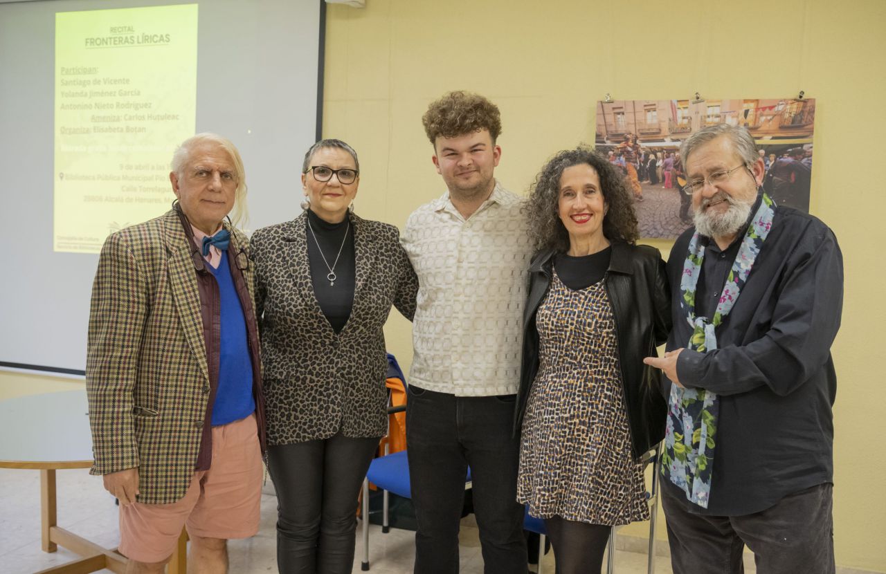 Participantes en el recital Fronteras Liricas en Alcalá de Henares: (De I-D) Antonio Nieto Rodriguez, Elisabeta Botan, Carlos Hutuleac, Yolanda Jimenez García y Santiago de Vicente