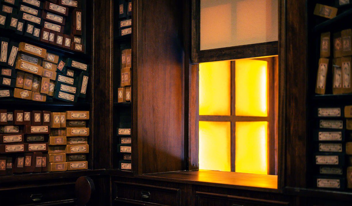Este local recrea la estética del mundo mágico con guiños constantes a Hogwarts, desde su ambientación hasta la presentación de los platos.