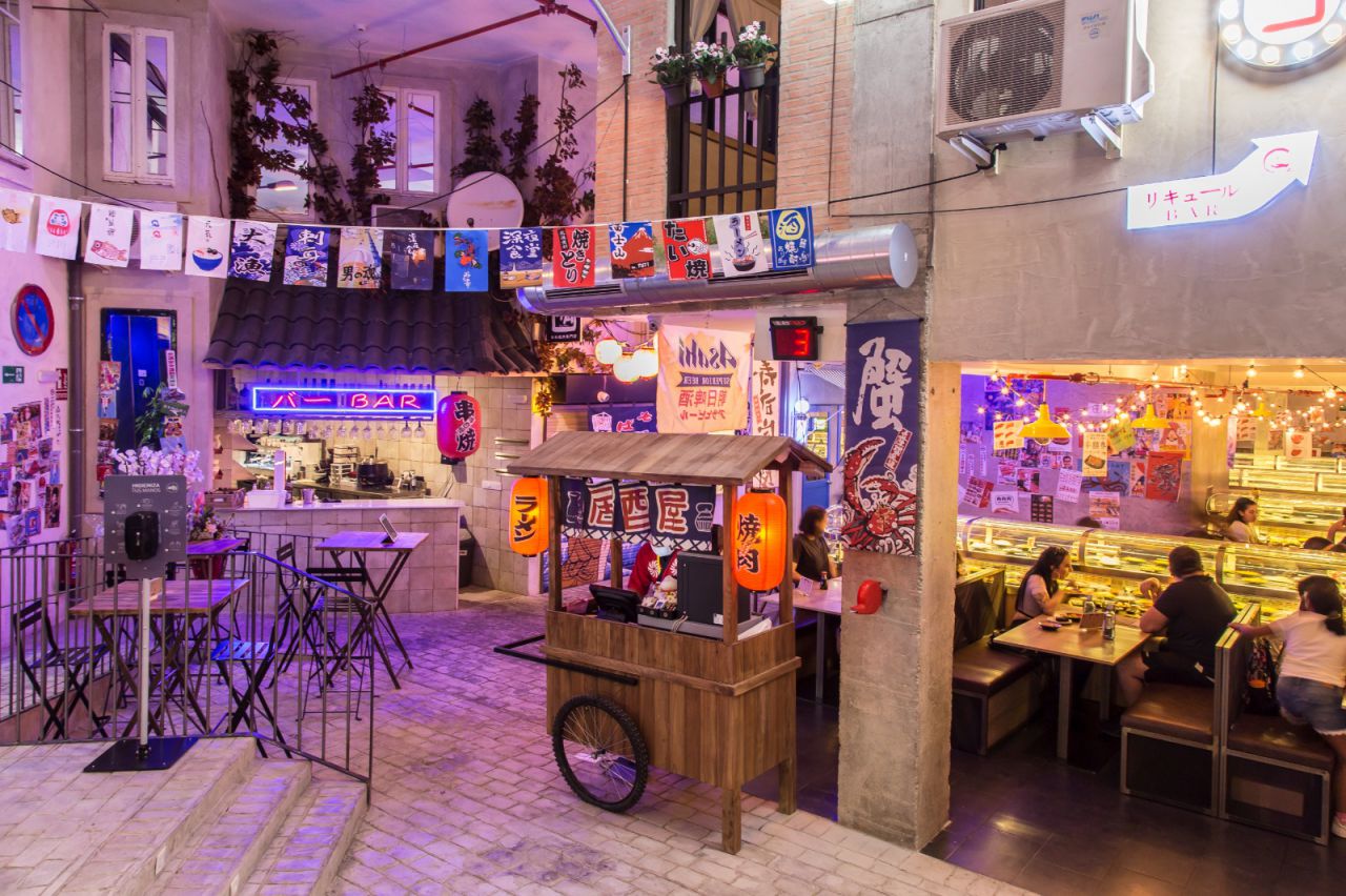 Este restaurante está inspirado en los mercados tradicionales nipones, con una escenografía que evoca el bullicio de los puestos de pescado.