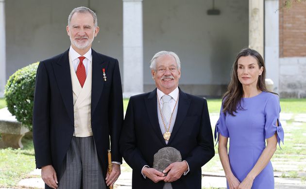 Gonzalo Celorio junto a sus majestades los Reyes de España.