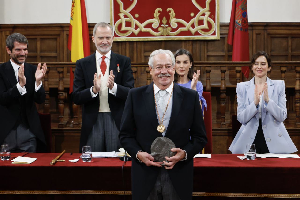Celorio posando junto al Premio Cervantes.