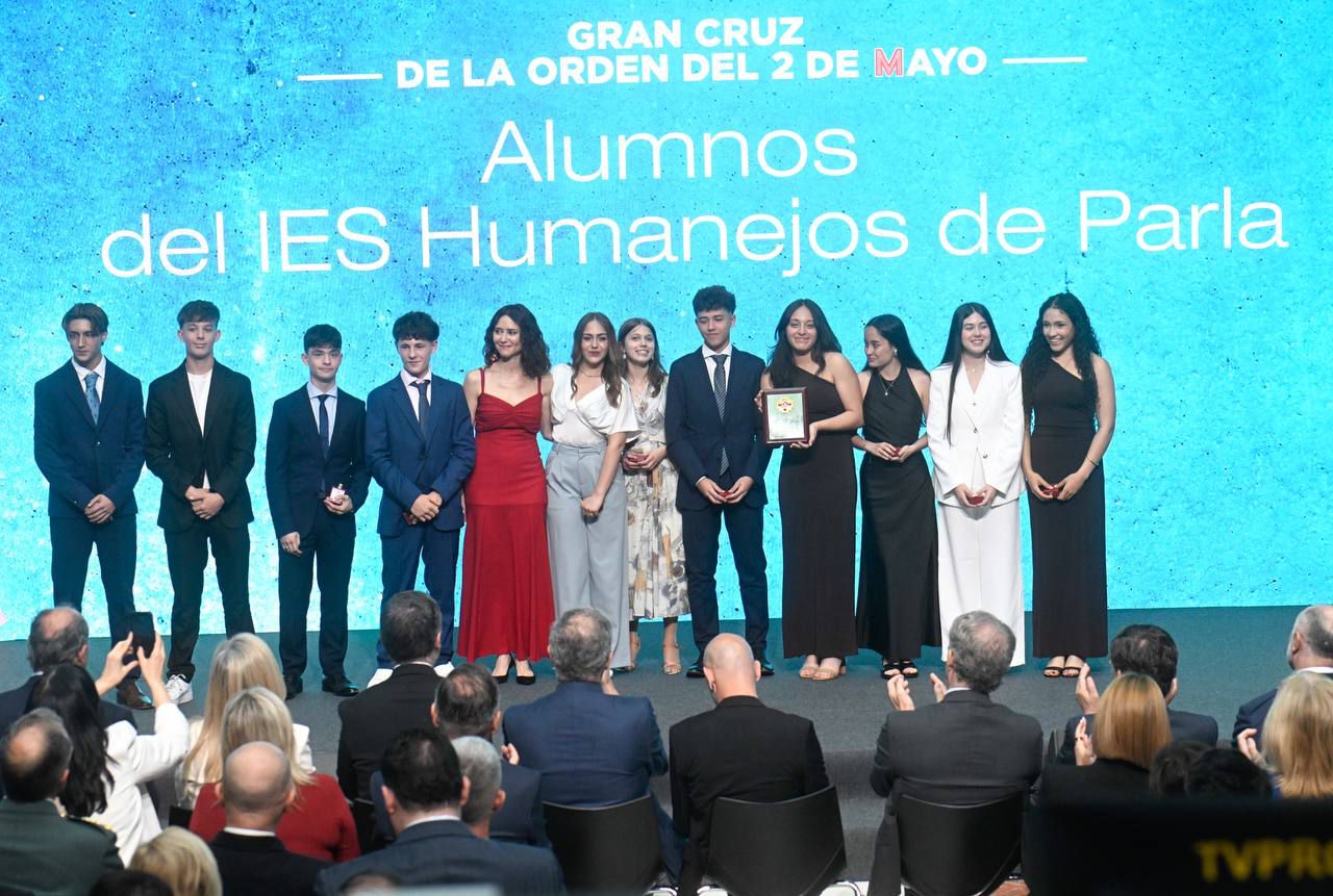 Los alumnos del IES Humanejos de Parla recogen una de las Grandes Cruces de este 2026.