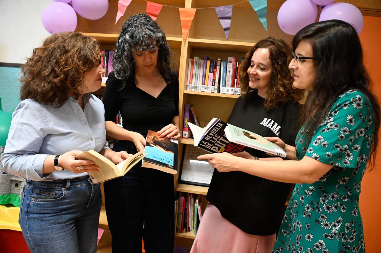 Sonia, Elia, Ana y Noelia en la biblioteca feminista de la AFA de su colegio