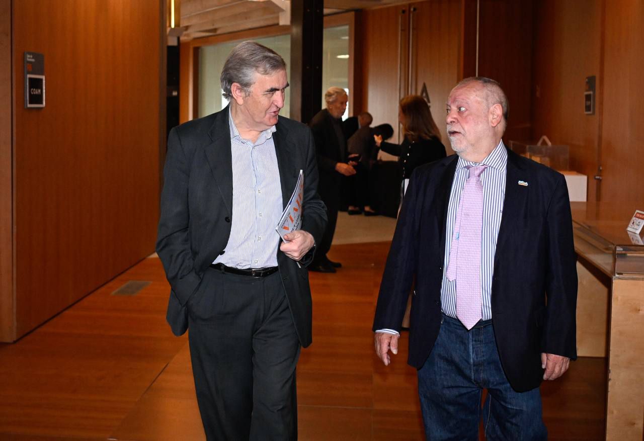 El decano del Colegio Oficial de Arquitectos de Madrid, Sigfrido Herráez, y el director general de Madridiario, José Brías 