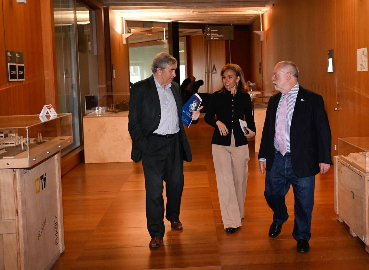 El decano del Colegio Oficial de Arquitectos de Madrid, Sigfrido Herráez; Almudena Maíllo, concejala delegada de Turismo del Ayuntamiento de Madrid; y el director general de Madridiario, José Brías 