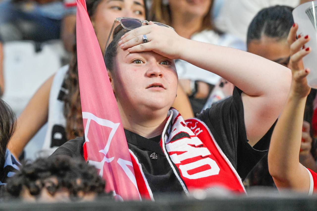 Caras de disgusto tras el gol del Crystal Palace