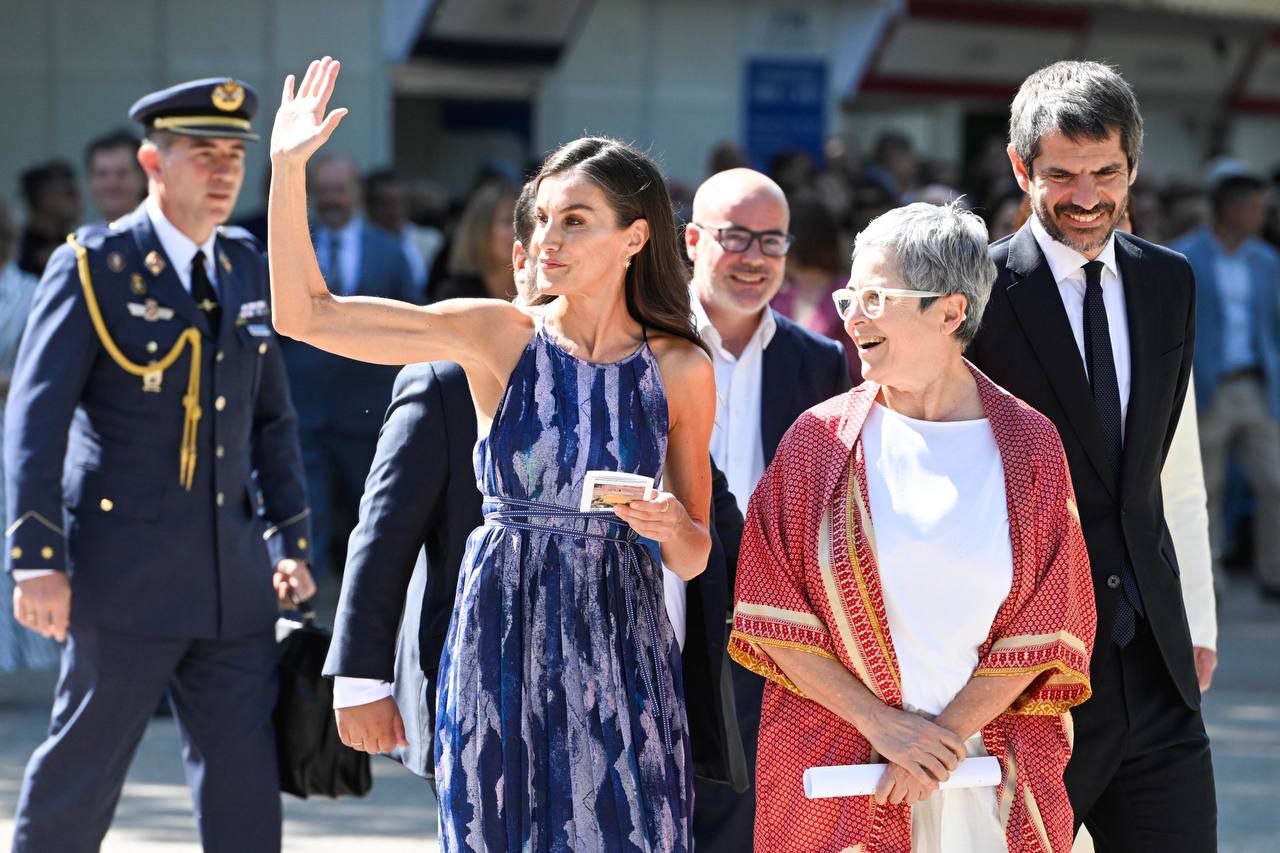 La Reina Letizia junto a Eva Orúe y Ernest Urtasun