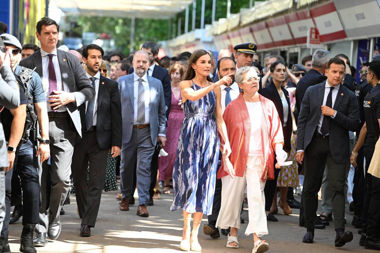 La Reina Letizia junto a Eva Orúe y Ernest Urtasun