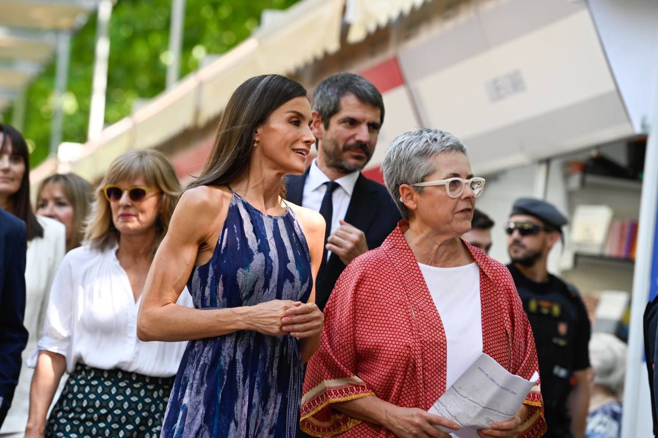 La Reina Letizia junto a Eva Orúe y Ernest Urtasun