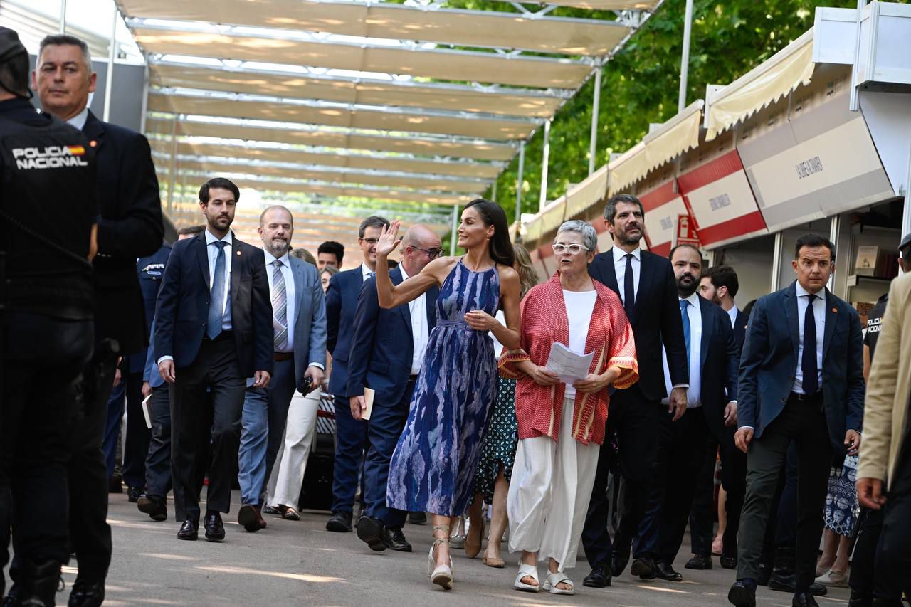 La Reina Letizia junto a Eva Orúe y Ernest Urtasun