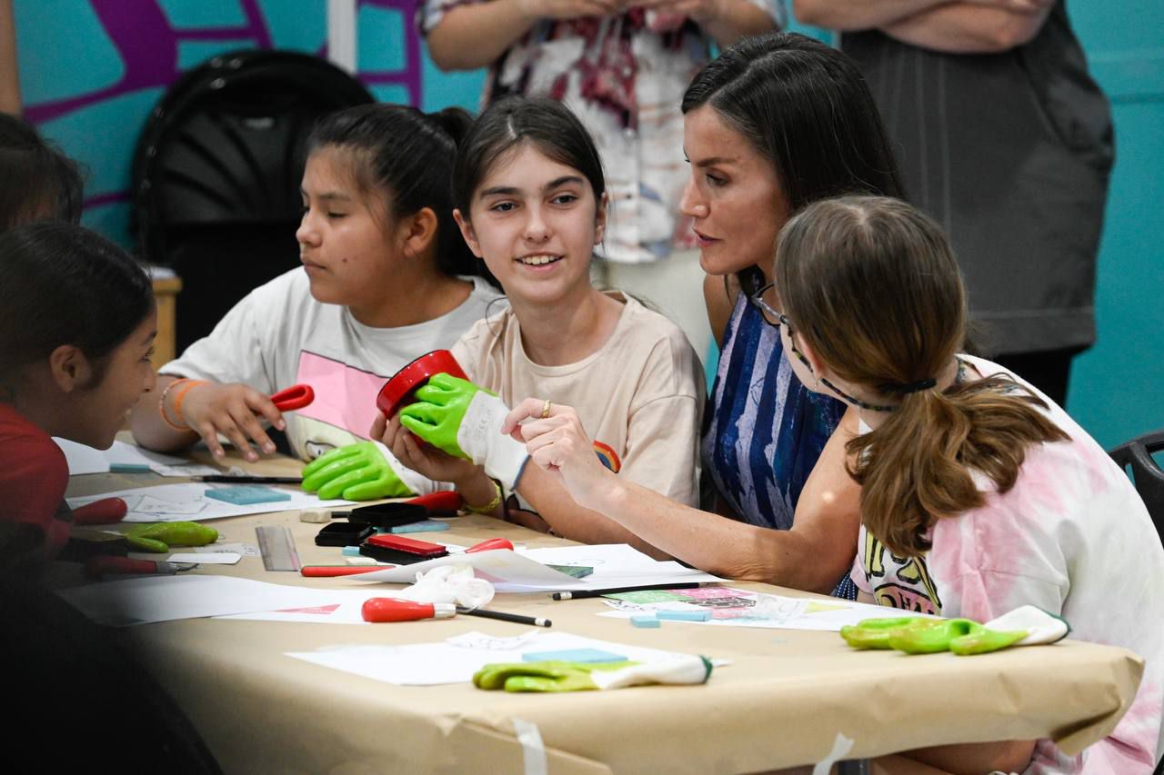 La Reina Letizia con un grupo de niños
