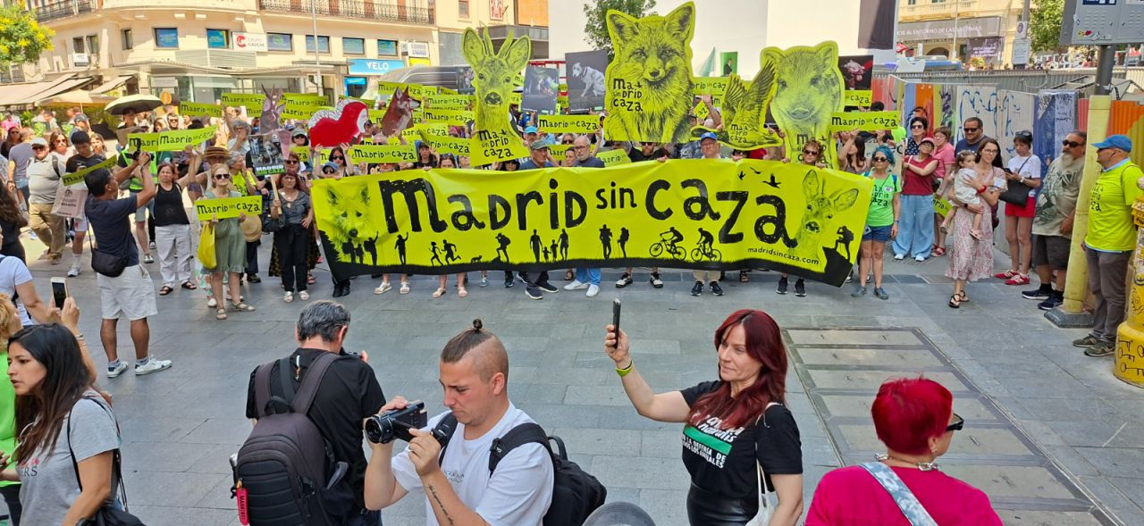 El centro de Madrid ha acogido este sábado una manifestación contra la nueva Ley de Caza y Pesca Fluvial que se tramita en la Asamblea de Madrid y cuya votación está prevista para el próximo 18 de junio.