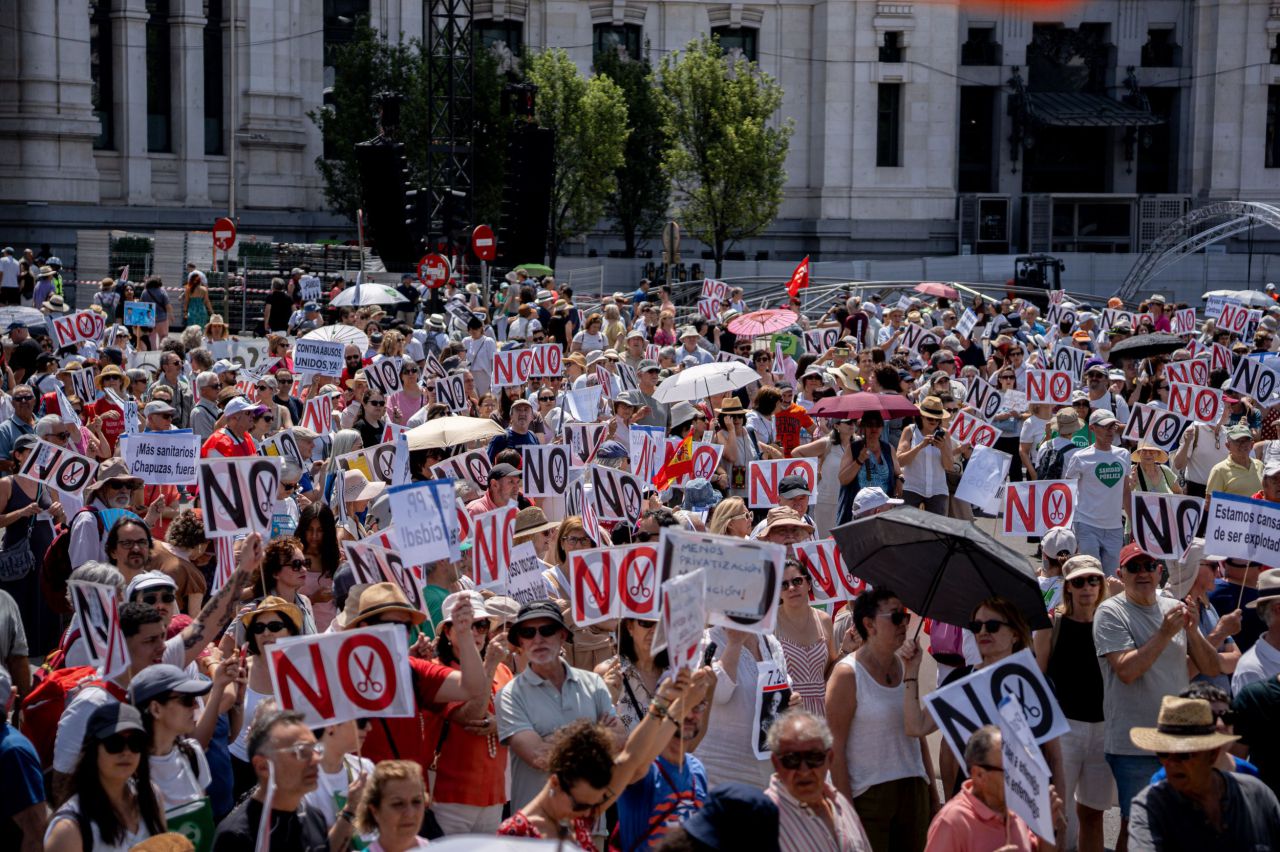 Numerosas personas participan en una manifestación por la sanidad pública .