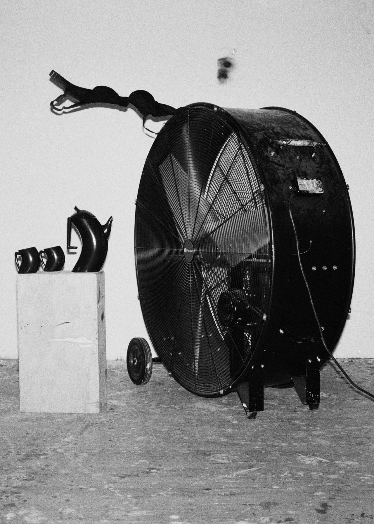 Talia Chetrit. Tea Set, Fan, Bra, 2024
Courtesy of the artist and kaufmann repetto Milan / New York, Sies + Höke, Düsseldorf, and Hoffman Donahue, New York / Los Angeles.