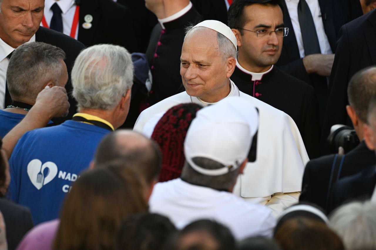 El Papa León XIV saluda a los ferigreses a su llegada al centro de Cáritas, CEDIA