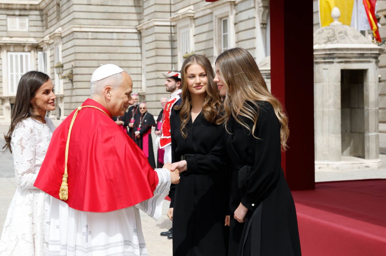 Los Reyes junto a sus hijas reciben al Papa