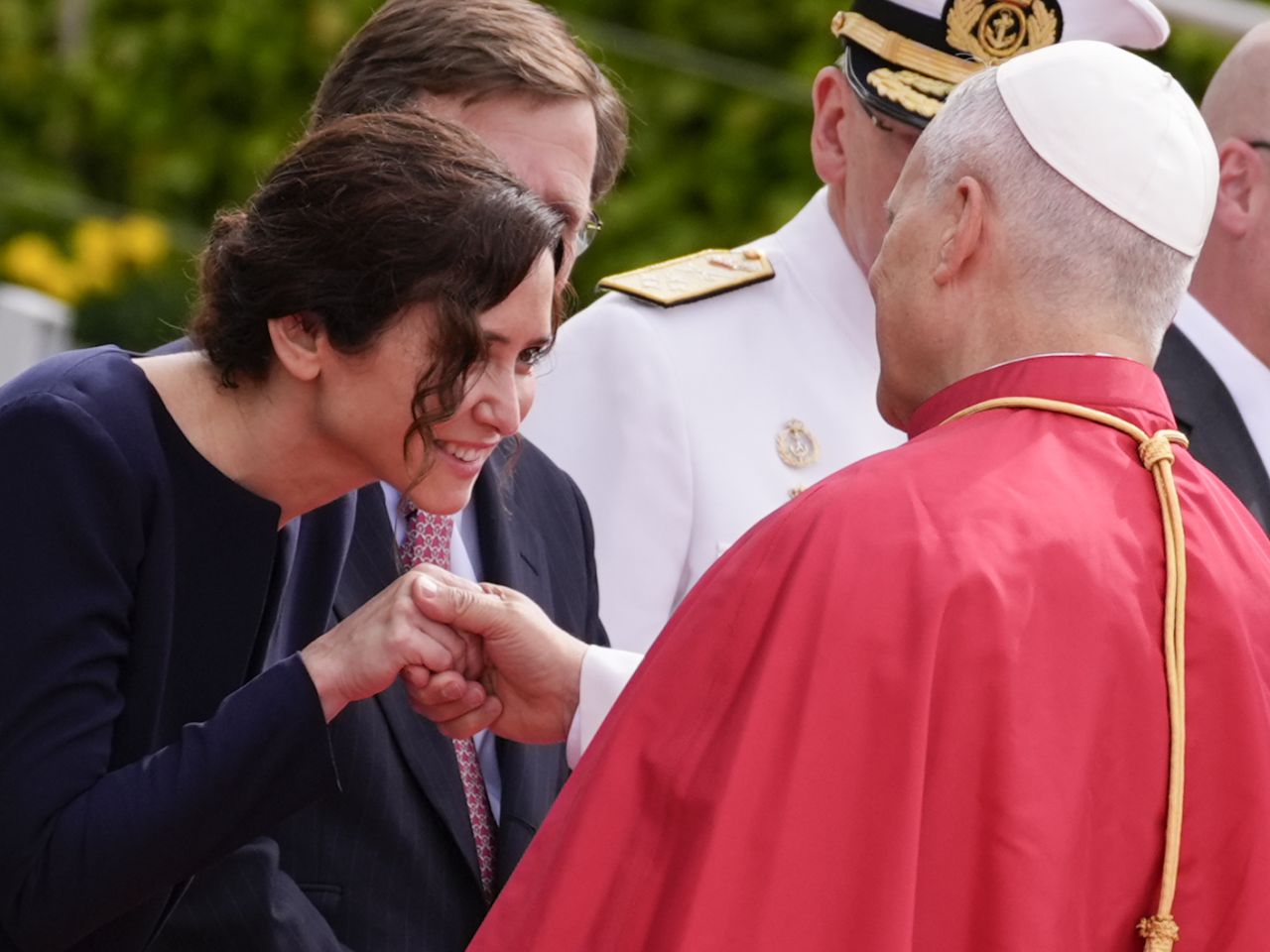 Isabel Díaz Ayuso y José Luis Martínez-Almeida saludan al Papa