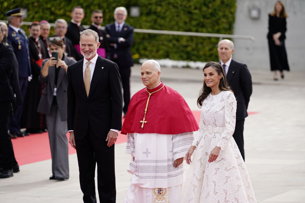 Los Reyes reciben al Papa en Barajas