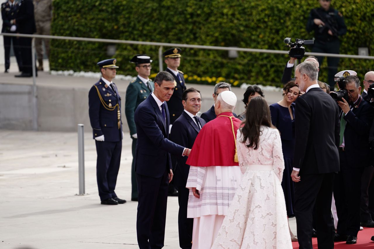 El presidente del Gobierno, Pedro Sánchez, saluda al Pontífice a su llegada a Barajas.