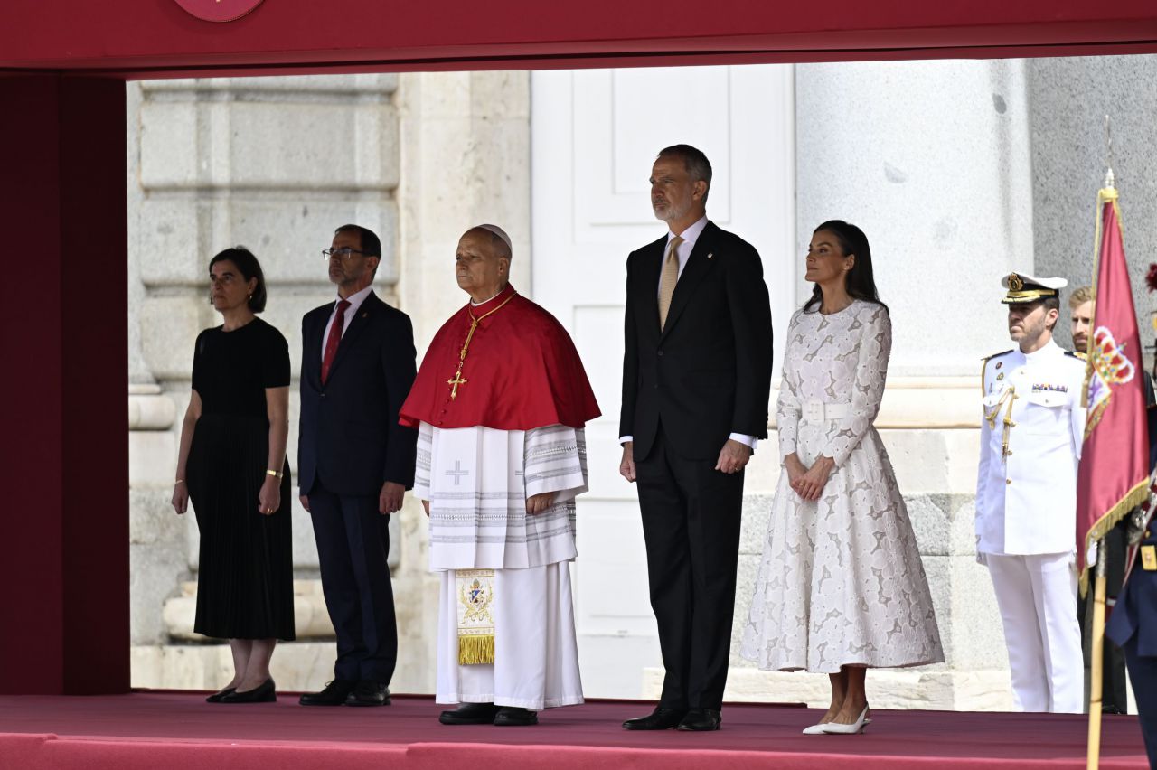 El Rey Felipe VI; la Reina Letizia; la Princesa Leonor; y la Infanta Sofía asisten a la ceremonia de bienvenida al Papa León XIV en el Palacio Real