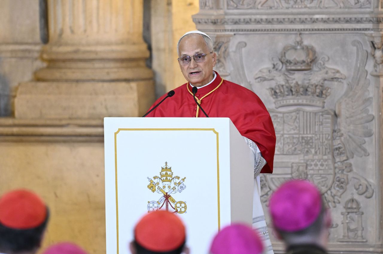 El Papa León XIV pronuncia un discurso durante su ceremonia de bienvenida en el Palacio Real