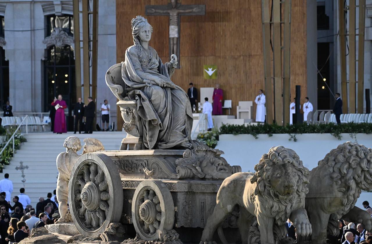 Cibeles, vestida de misa