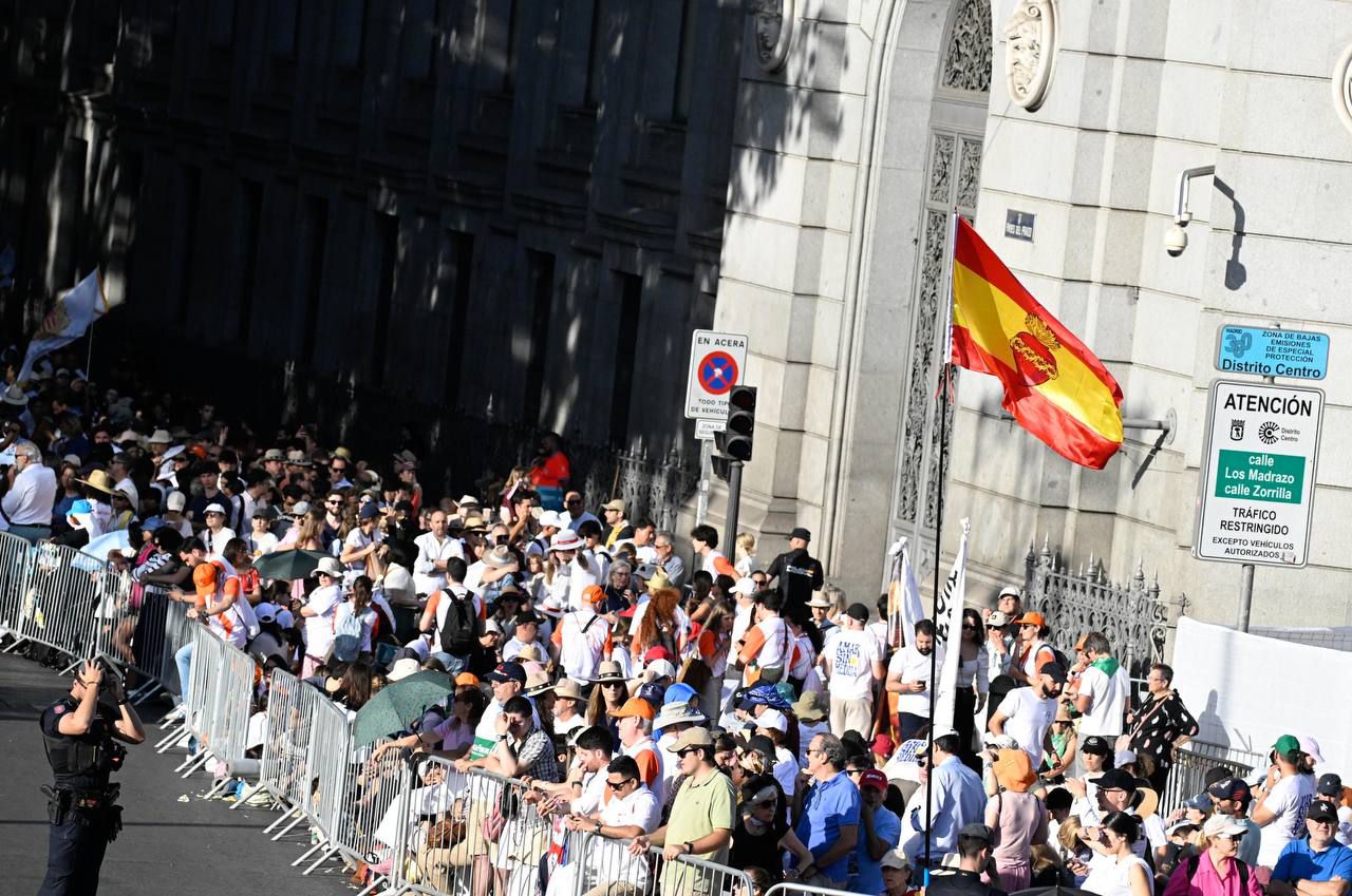 Ambiente en la plaza de Cibeles ante la misa el Papa