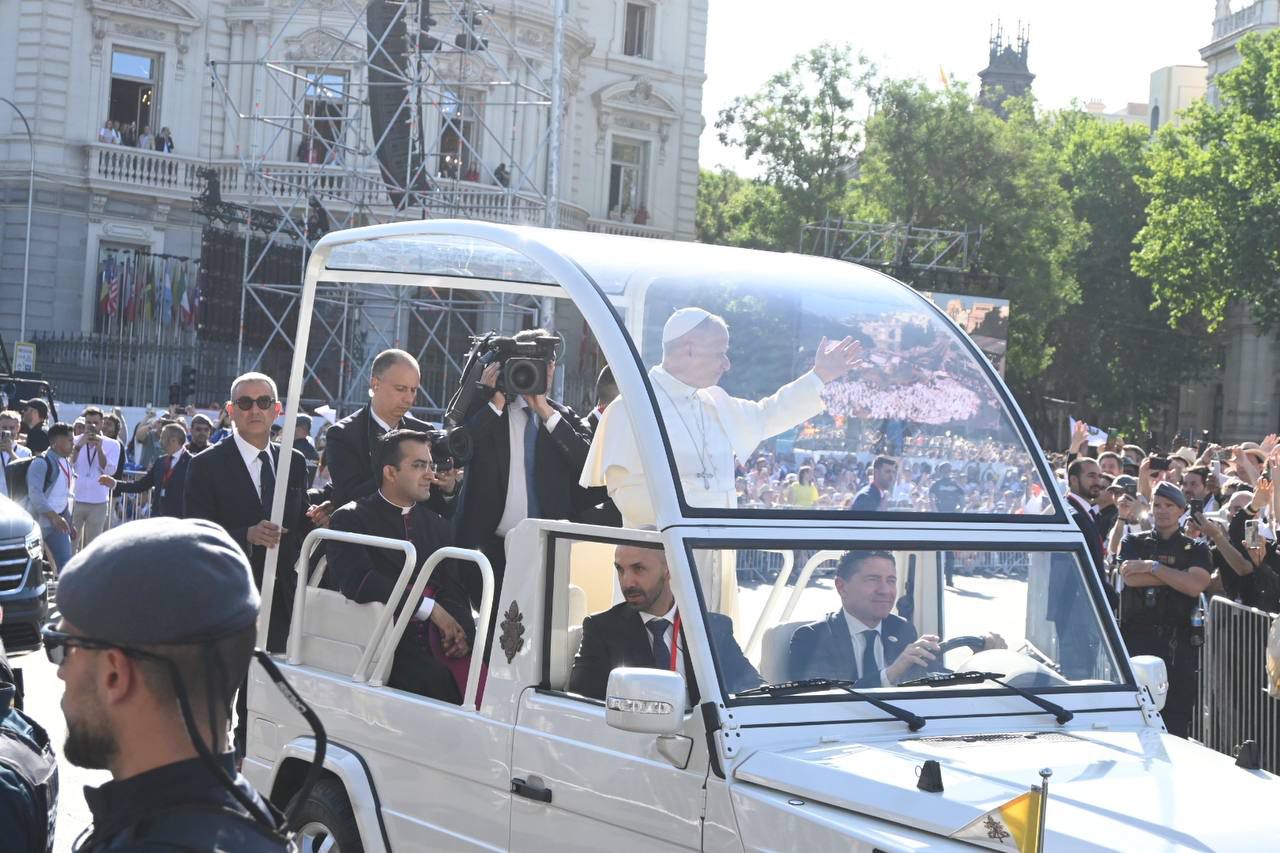 El Papa llegando a la plaza de Cibeles en el Papamóvil
