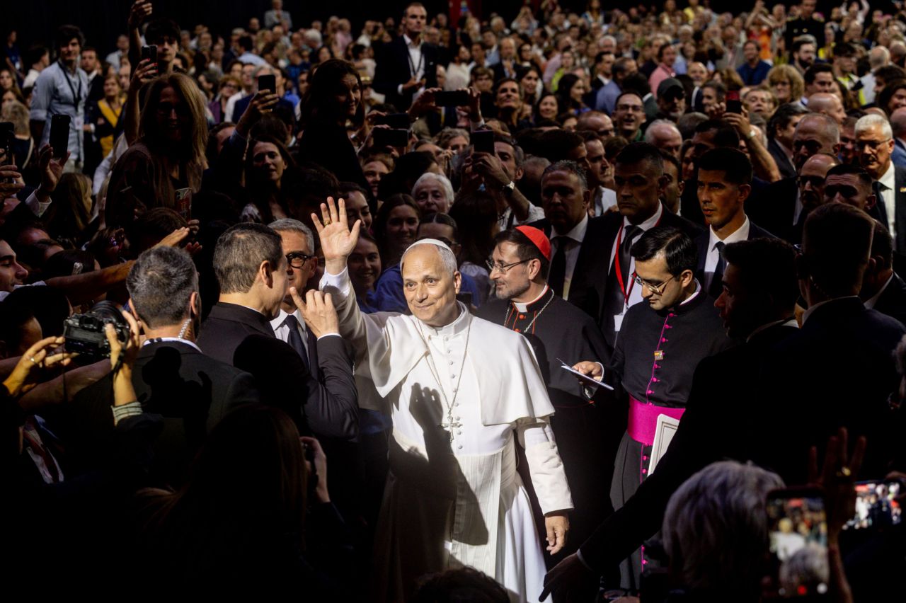 El Papa León XIV llega al encuentro 'Tejer redes con el mundo de la cultura, la educación, la empresa y el deporte', en el Movistar Arena