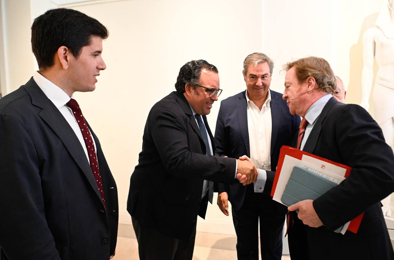 Juan Pajares, director de Madridiario, saluda al alcalde de Boadilla, Javier Úbeda Liébana