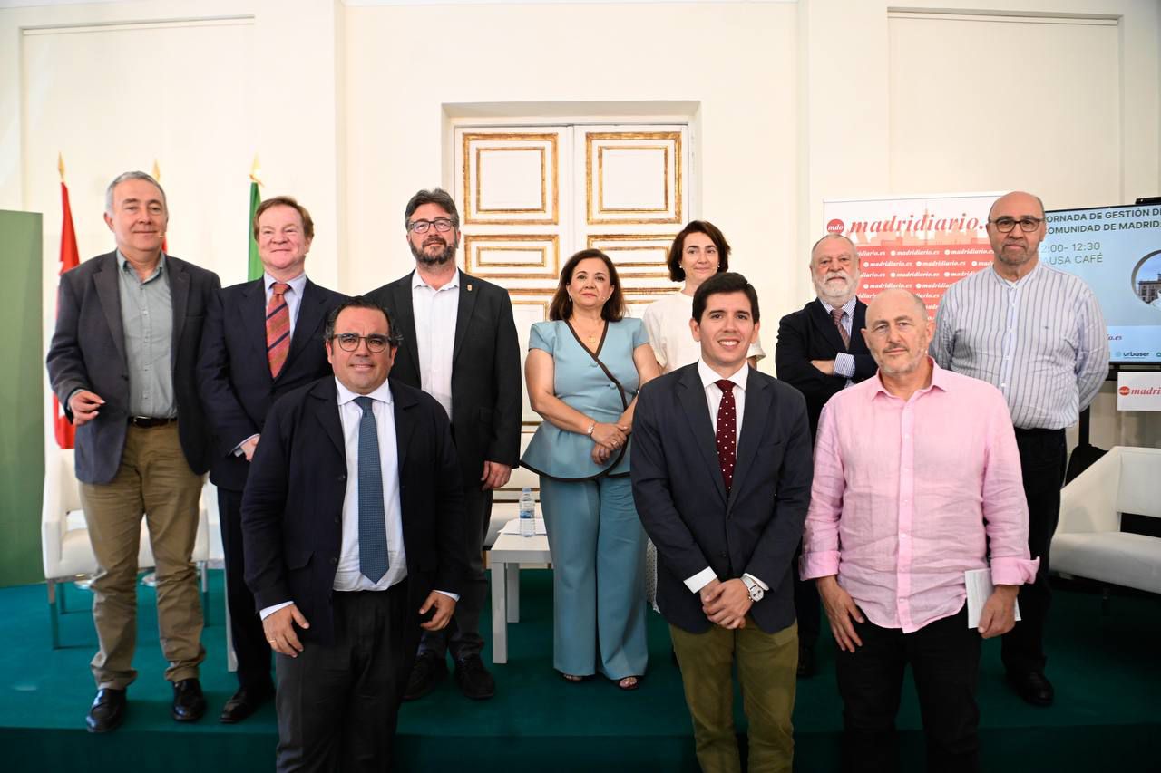 Foto de familia de la primera mesa de debate.