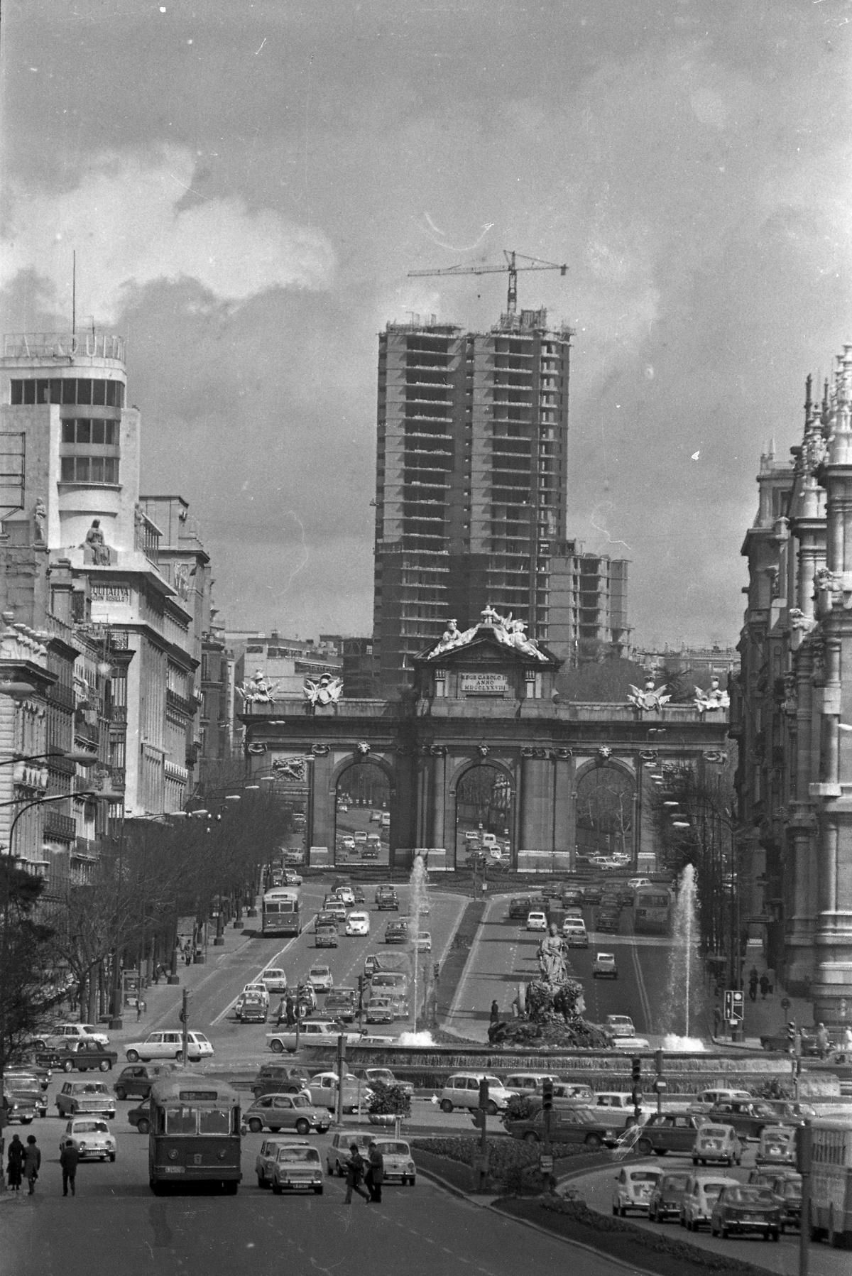 Puerta de Alcalá y Torre de Valencia 