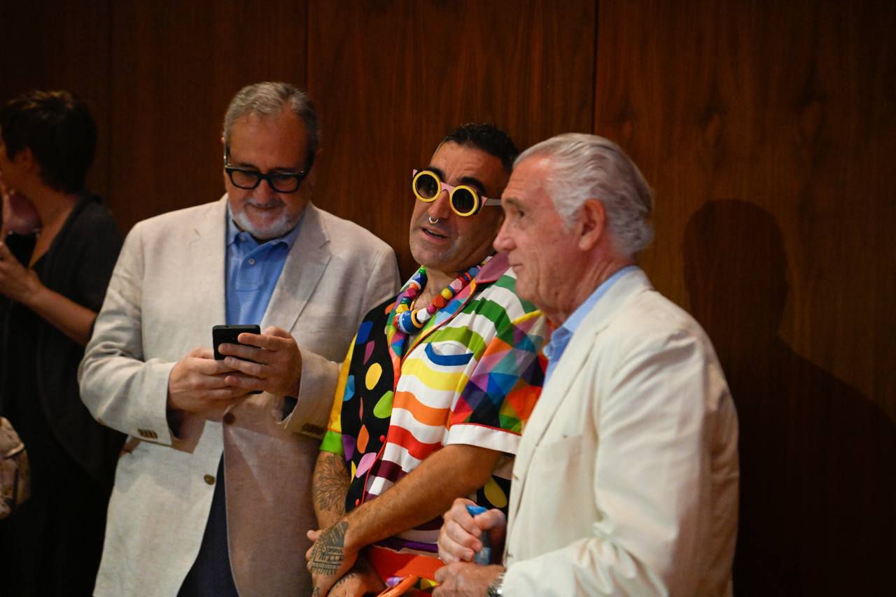 Okuda con el director gerente del Museo Nacional Thyssen-Bornemisza, Evelio Acevedo