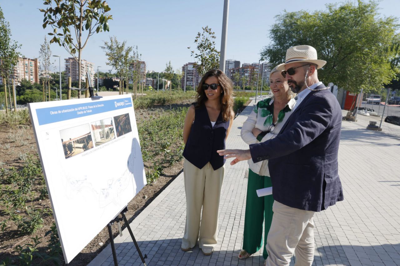 García Romero y Gómez-Angulo visitan las obras de urbanización del parque de la Cornisa de Tetuán