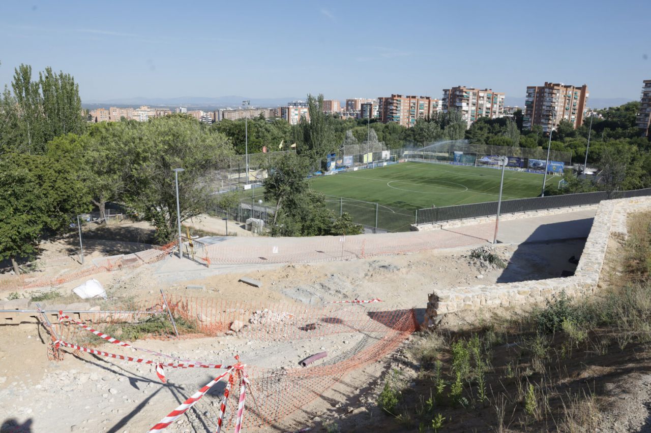 García Romero y Gómez-Angulo visitan las obras de urbanización del parque de la Cornisa de Tetuán