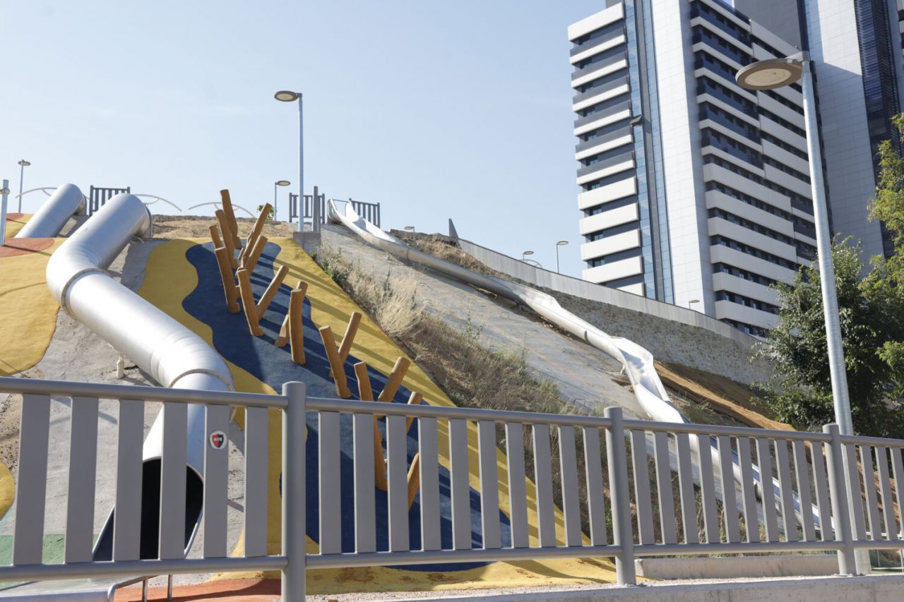 García Romero y Gómez-Angulo visitan las obras de urbanización del parque de la Cornisa de Tetuán