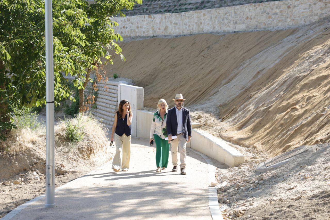 García Romero y Gómez-Angulo visitan las obras de urbanización del parque de la Cornisa de Tetuán