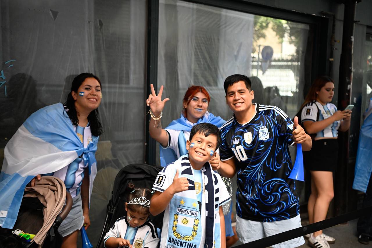 También los argentinos se han dejado ver en la capital animando a su selección.