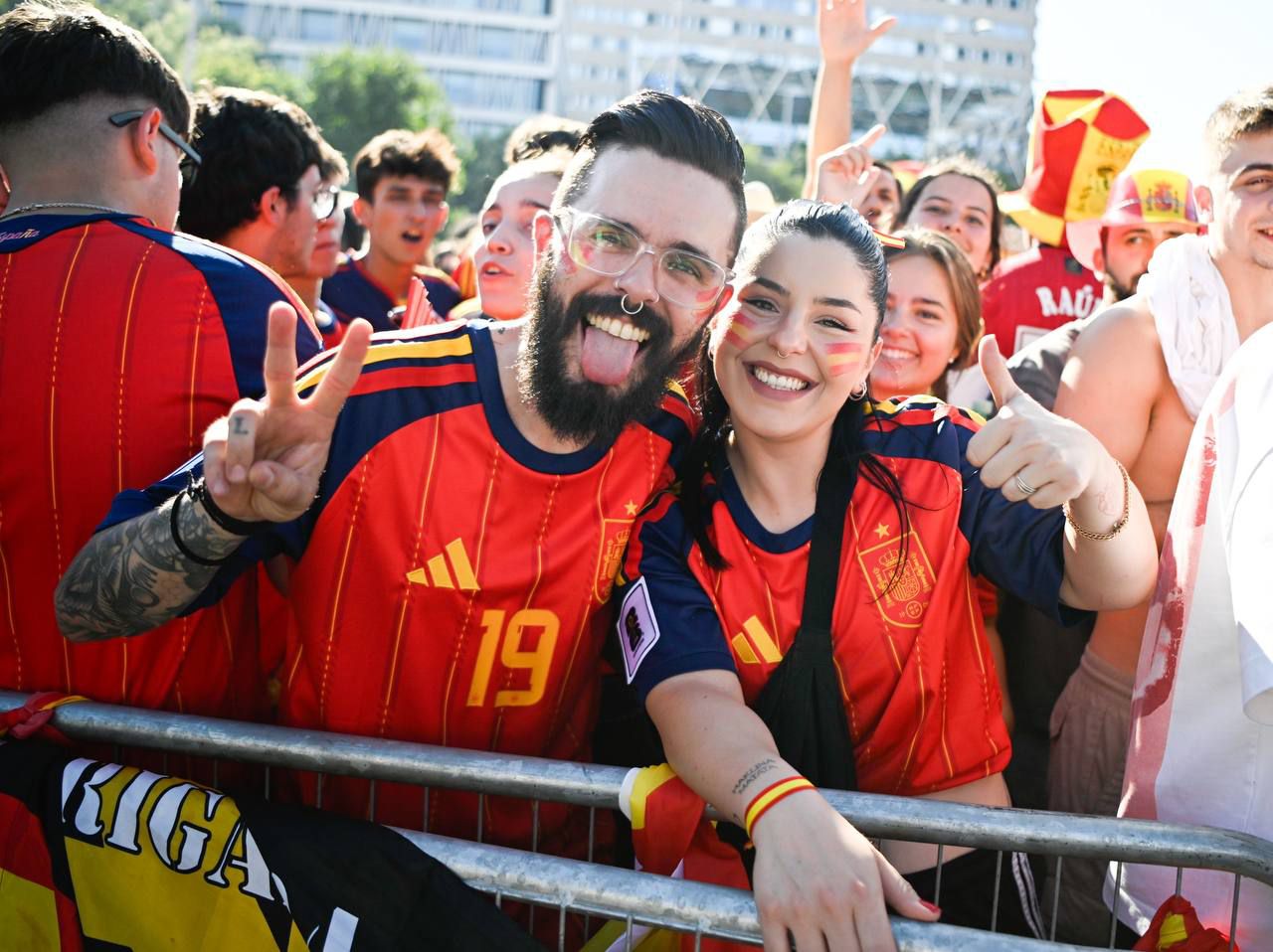 Miles de madrileños se concentran en los puntos de la capital donde se han instlado pantallas para ver la final de la Copa del Mundo.