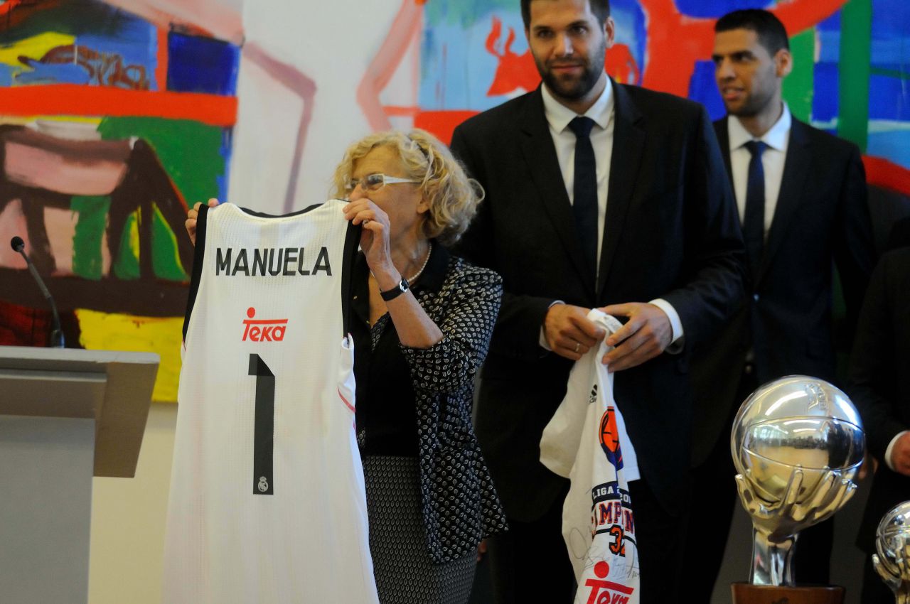 Manuela Carmena posa con la camiseta del Real Madrid de baloncesto.