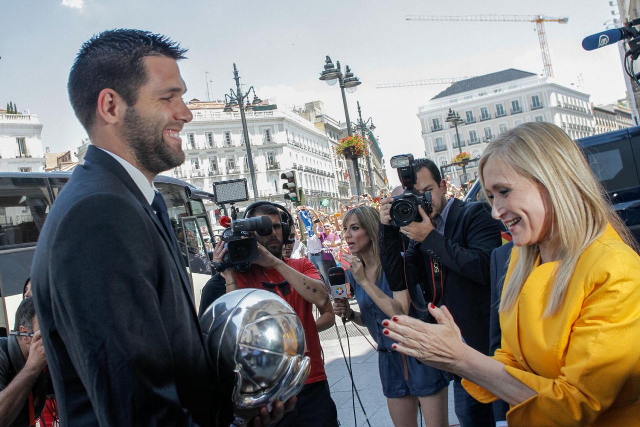 Cristina Cifuentes recibe al capitán del Real Madrid, Felipe Reyes.