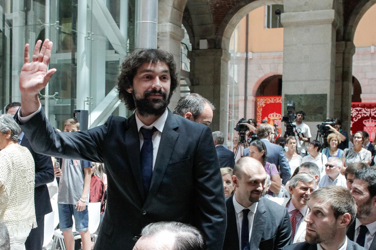 Sergio Llull saluda a los aficionados del Real Madrid.