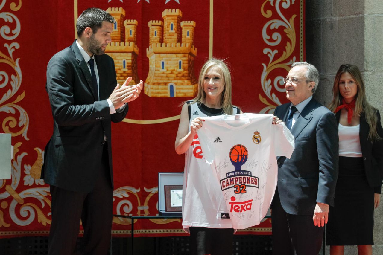Cristina Cifuentes posa con la camiseta conmemorativa d ela 32 liga ACB.