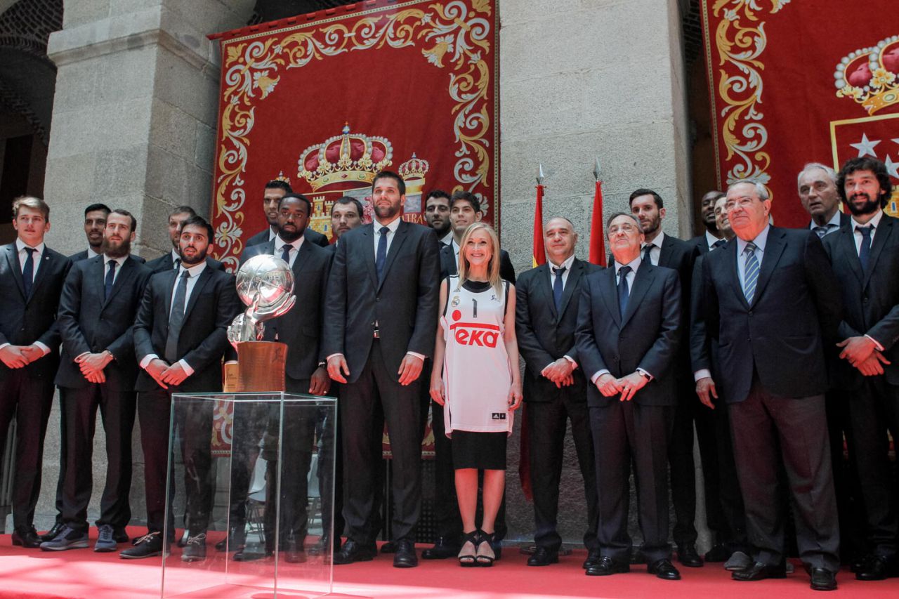 Foto de familia de Cristina Cifuentes y el Real Madrid de baloncesto.