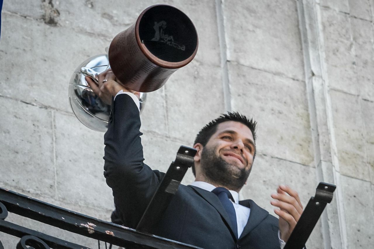 Felipe Reyes, capitán del Real Madrid, ofrece la copa de la Liga ACB a  los aficionados.