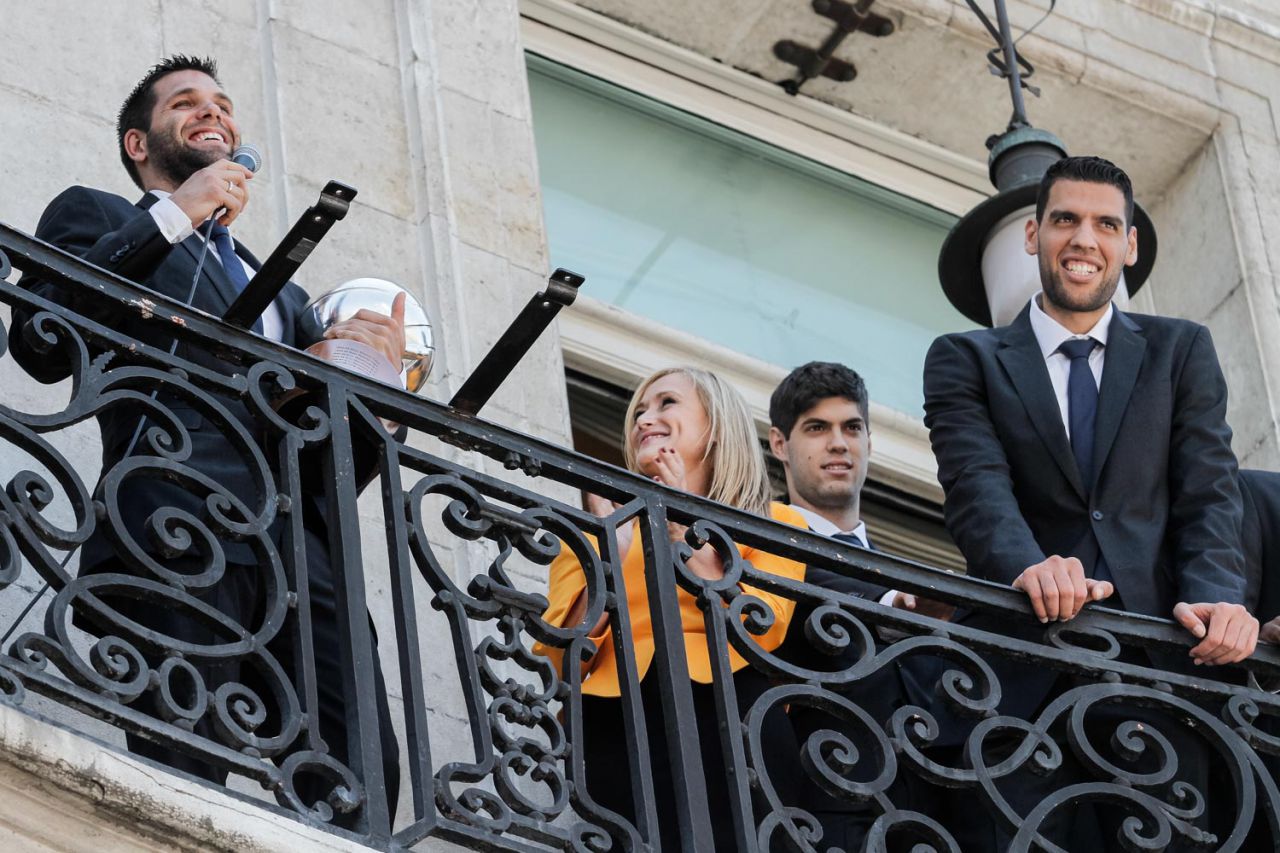 Felipe Reyes se dirige desde el balcon de la Real Casa de Correos a los aficionados del Real Madrid.