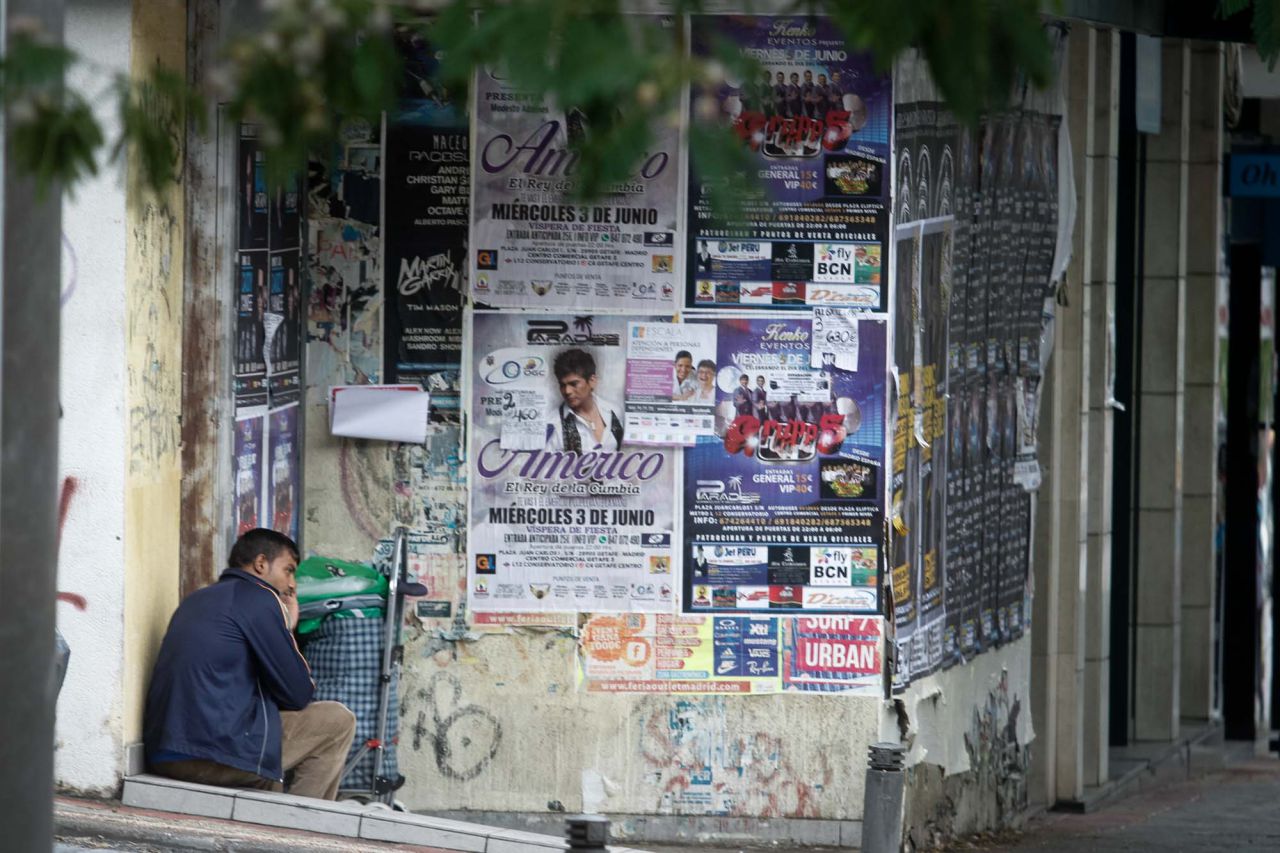 Decenas de rumanos viven en la calle de la Oca guardando sus pertenencias en descampados.