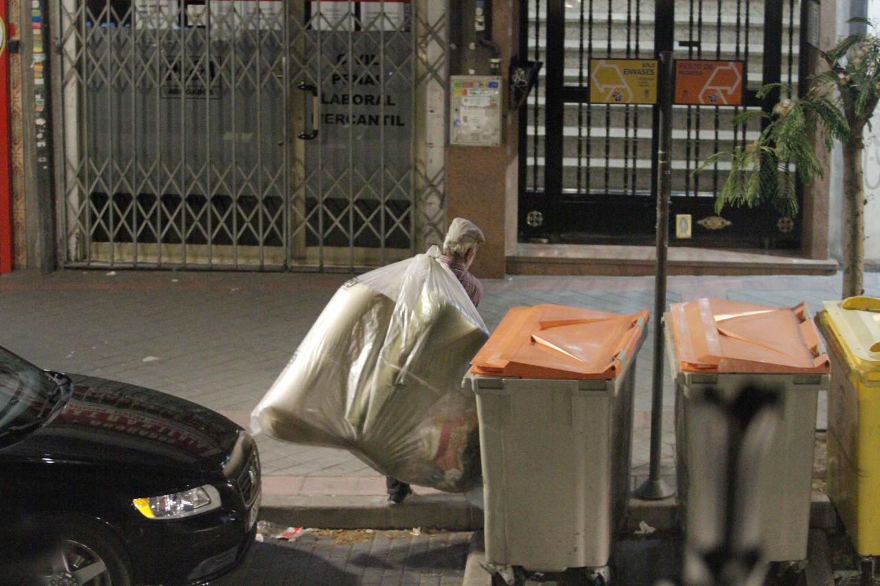Decenas de rumanos viven en la calle de la Oca guardando sus pertenencias en descampados.
